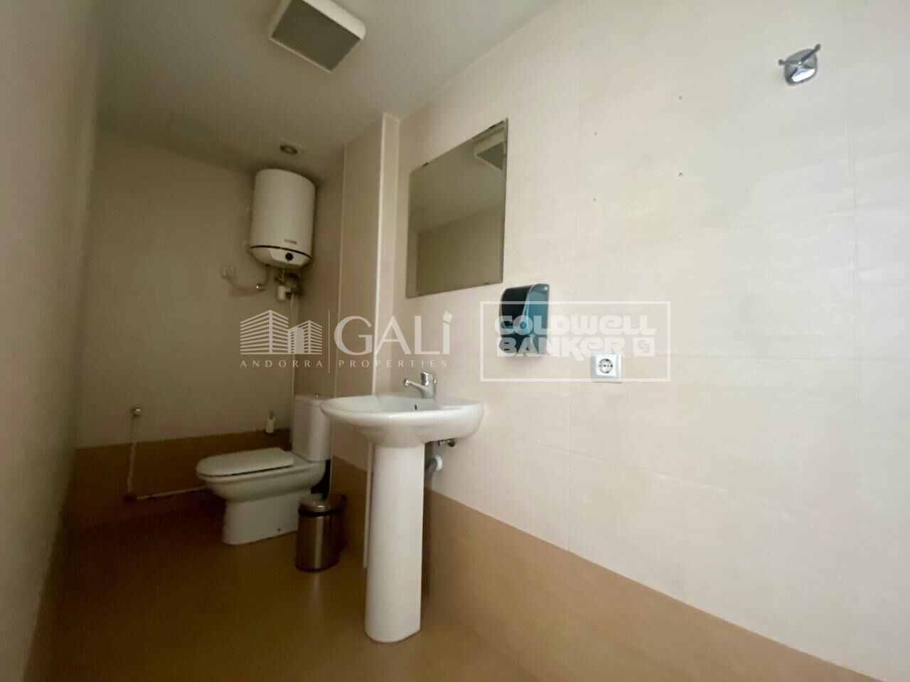 Commercial property in Principado De Andorra (Ninguna Poblacion Tiene C.P.), Lleida, Spain 75 sq.m. No. 158316