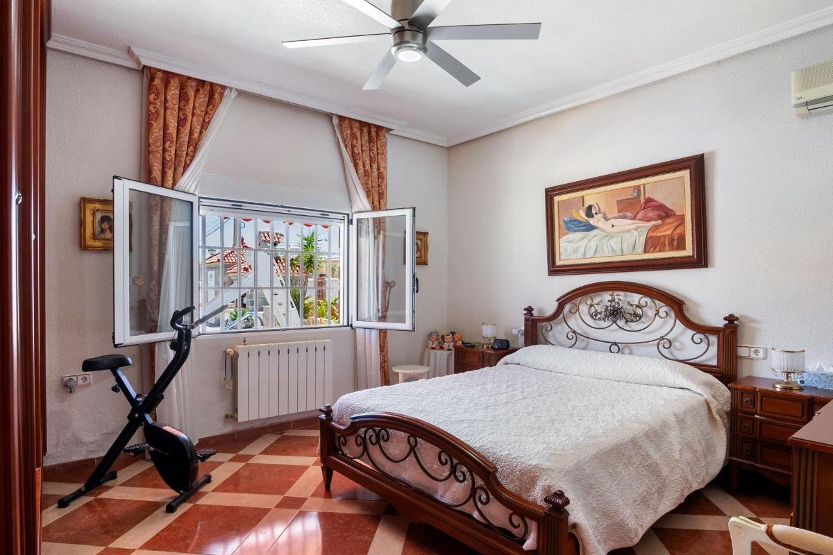 Huvila Alicante, Espanja 5 makuuhuonetta, 237 m2 No. 102218