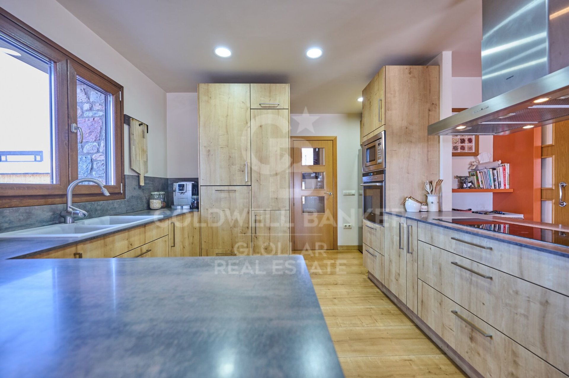 House in Girona, Spain 4 bedrooms, 330 sq.m. No. 156912