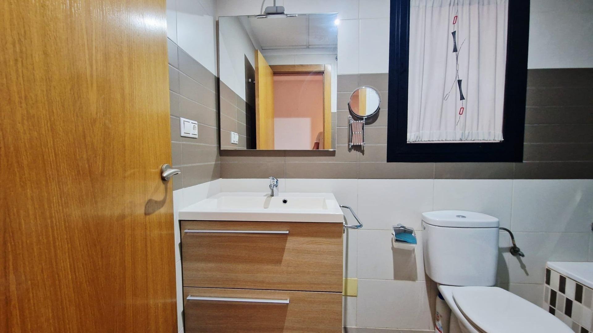 Apartamento en Torrevieja, Alicante, España 2 dormitorios, 76 m2 No. 184293