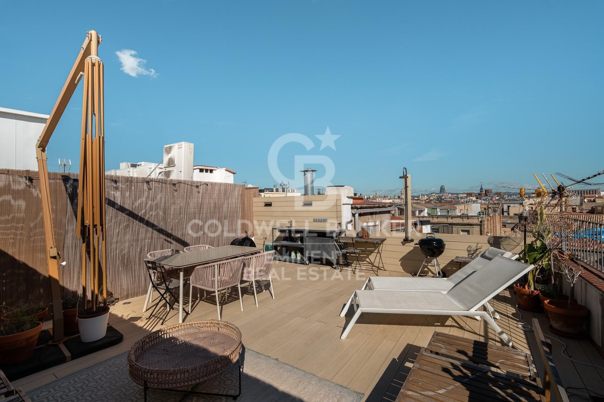 Takvåning i Barcelona, Spanien 3 sovrum, 172 kvm. Nr. 157108