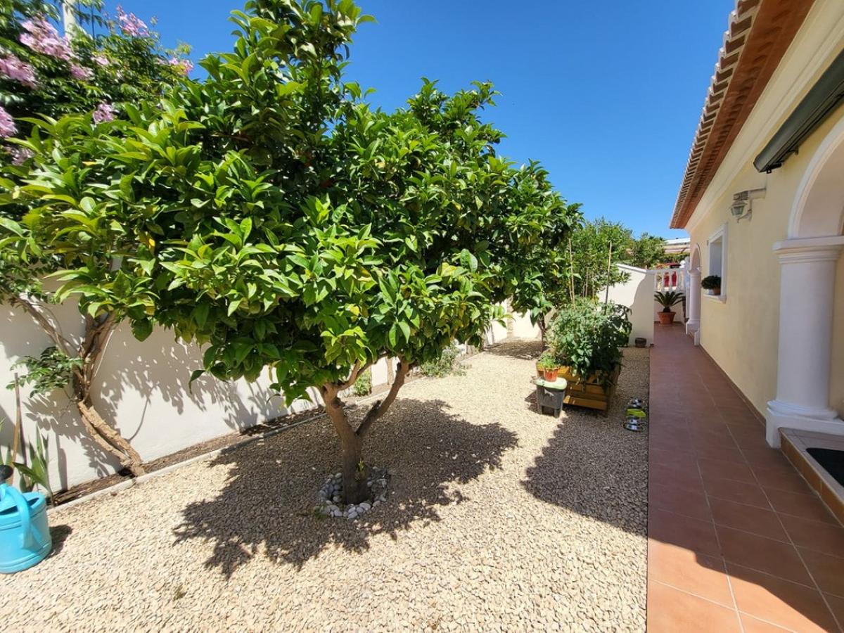 Villa in Moraira, Alicante, Spain 4 bedrooms, 287 sq.m. No. 80347