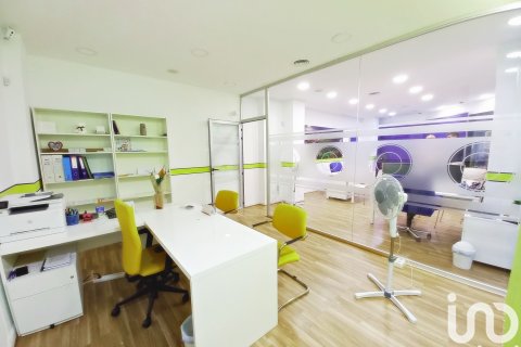 Commercial property in Alicante, Spain 2 bedrooms, 95 sq.m. No. 186082