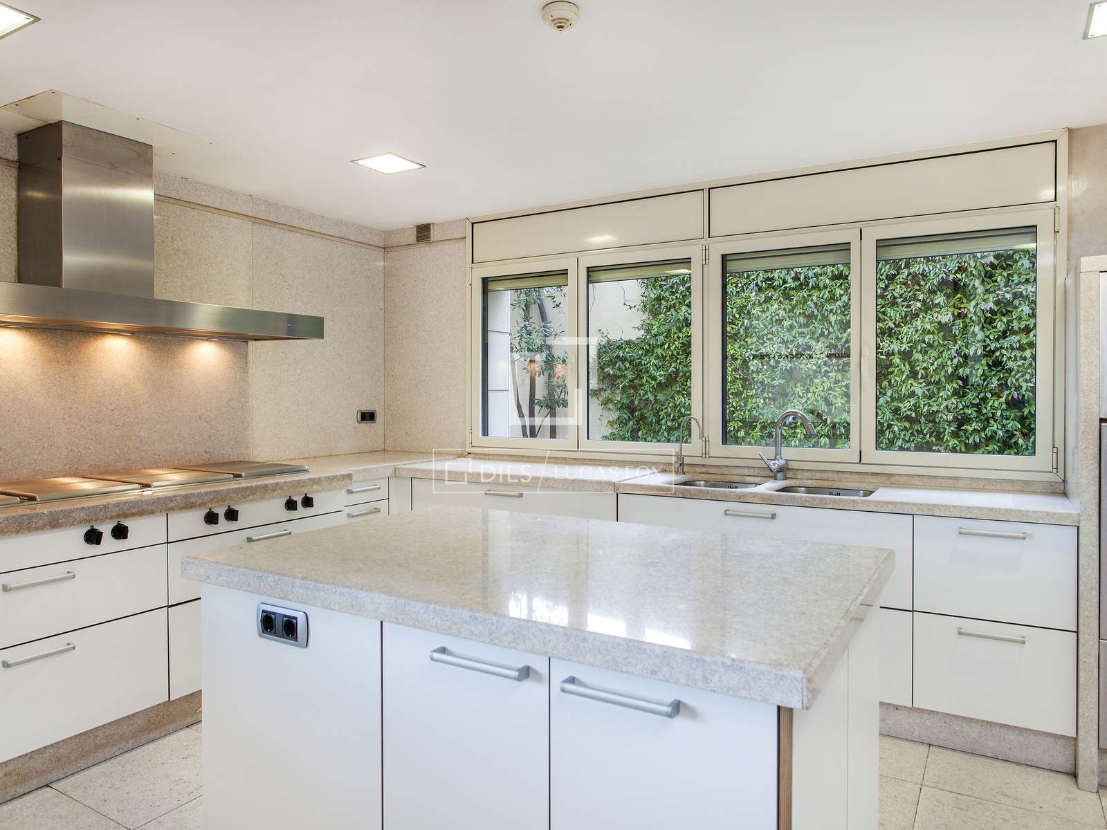 Villa in Barcelona, Spanien 6 Schlafzimmer, 669 m2 Nr. 194310