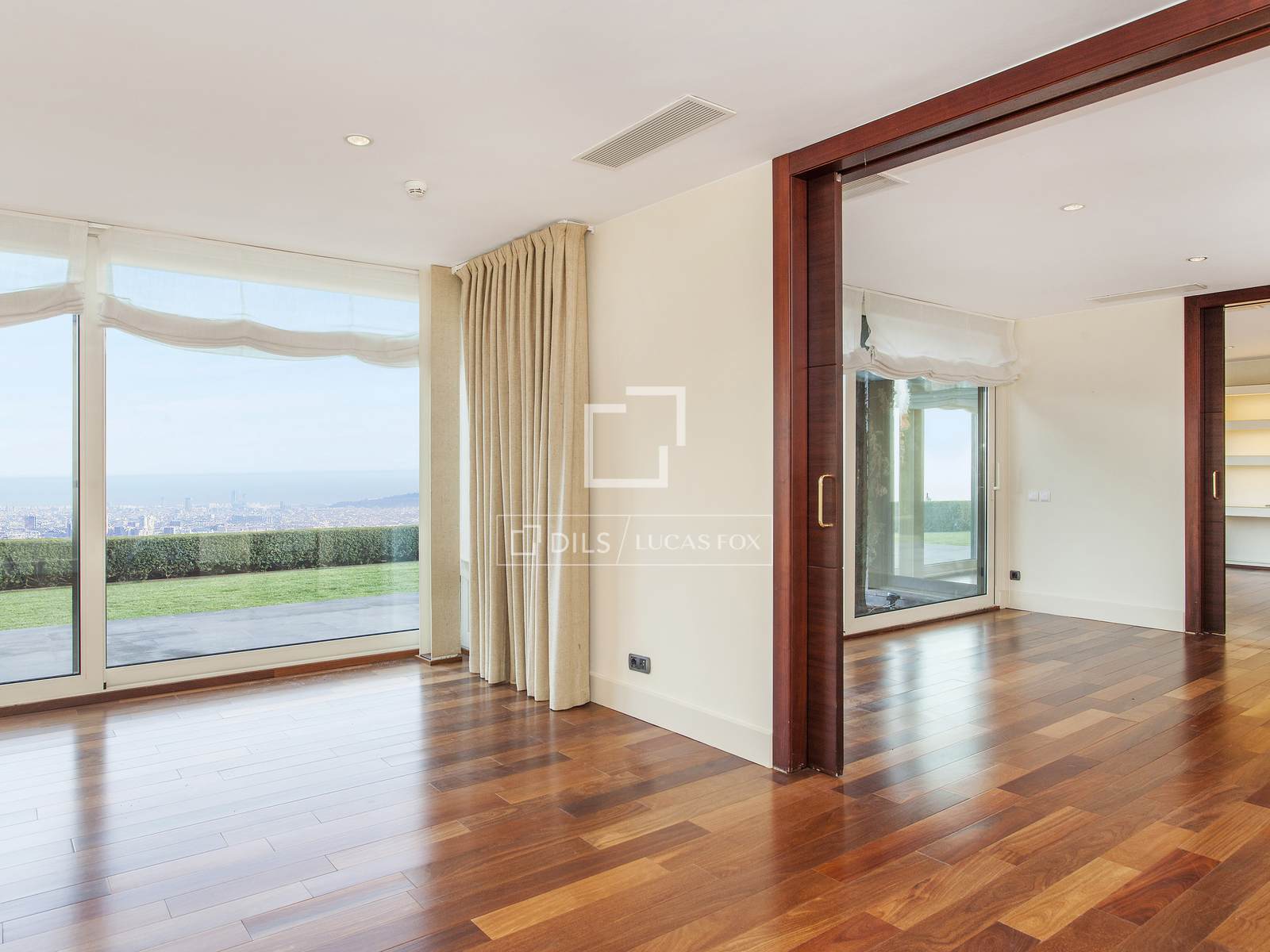 Villa in Barcelona, Spanien 6 Schlafzimmer, 669 m2 Nr. 194310