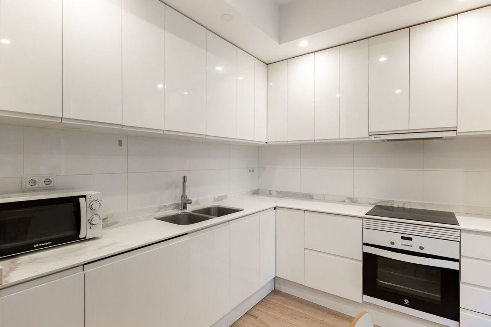 Apartamento en Barcelona, España 3 dormitorios, 72 m2 No. 182384