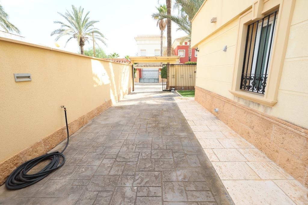 Villa in Cabo Roig, Alicante, Spain 4 bedrooms, 222 sq.m. No. 189372