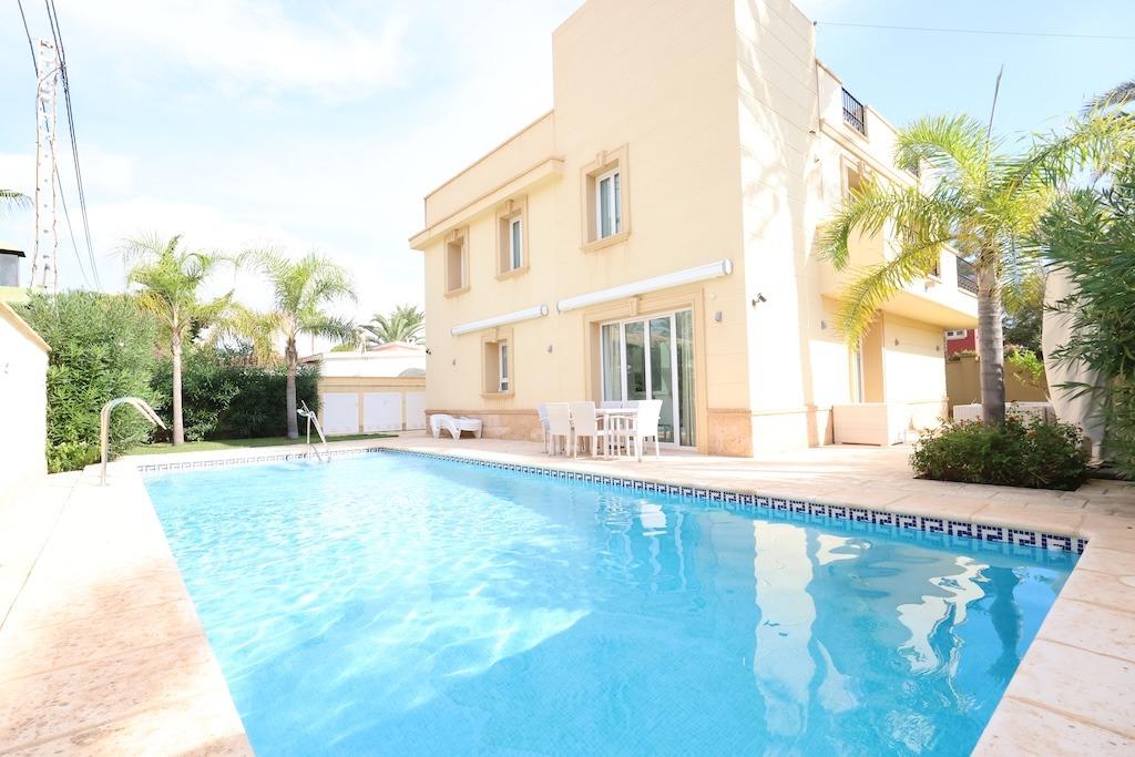 Villa in Cabo Roig, Alicante, Spain 4 bedrooms, 222 sq.m. No. 189372