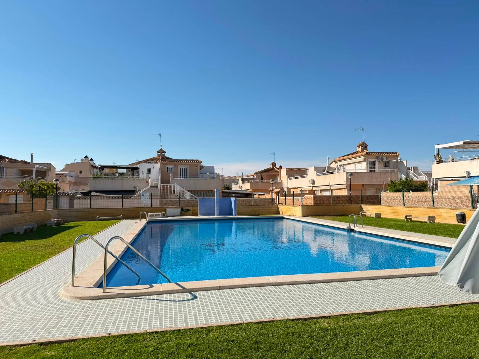 House à Torrevieja, Alicante, Espagne 3 chambres, 70 m2 No. 181868