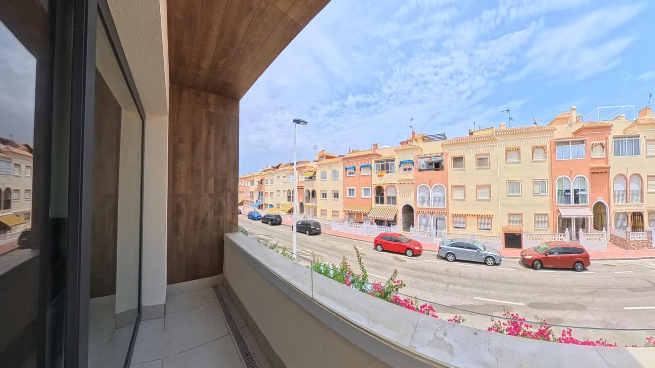 Apartamento en Torrevieja, Alicante, España 2 dormitorios, 93 m2 No. 194125