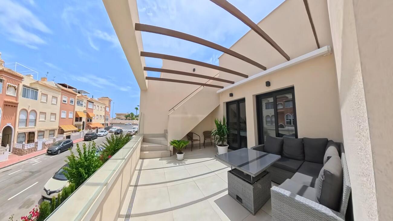 Apartamento en Torrevieja, Alicante, España 2 dormitorios, 93 m2 No. 194125