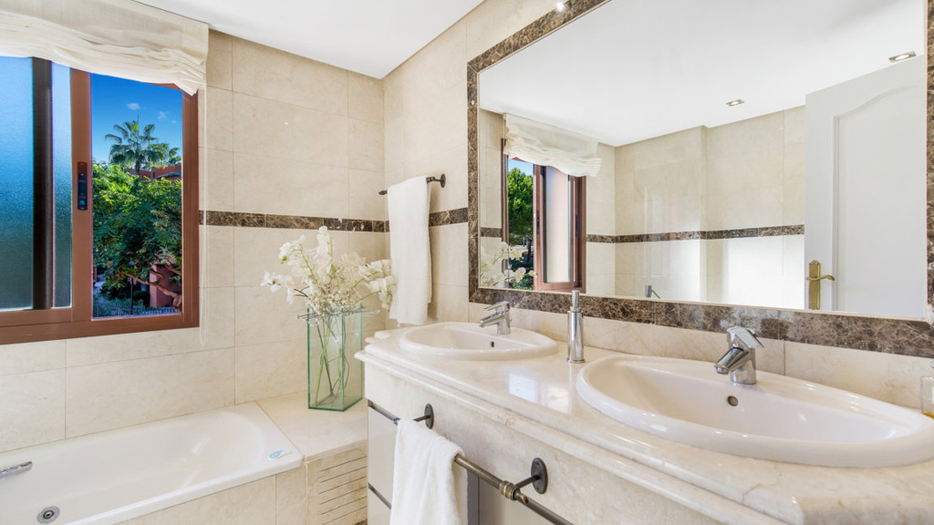 Apartment à Marbella, Malaga, Espagne 3 chambres, 200 m2 No. 172035