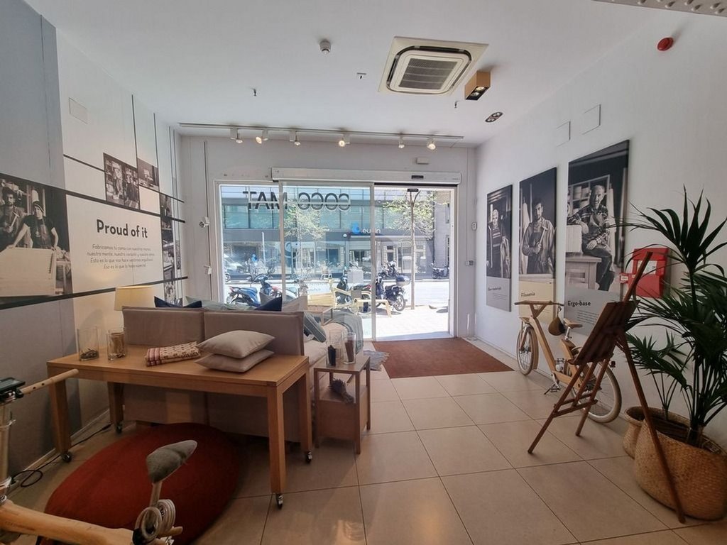 Commercial property à Barcelona, Espagne 1016 m2 No. 154859