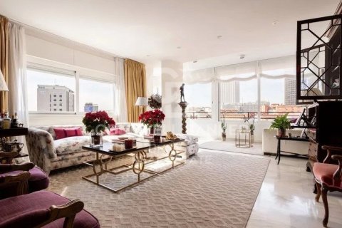 Dvīņu māja Madrid, Spānijā 4 istabas, 378 m2 Nr. 159536
