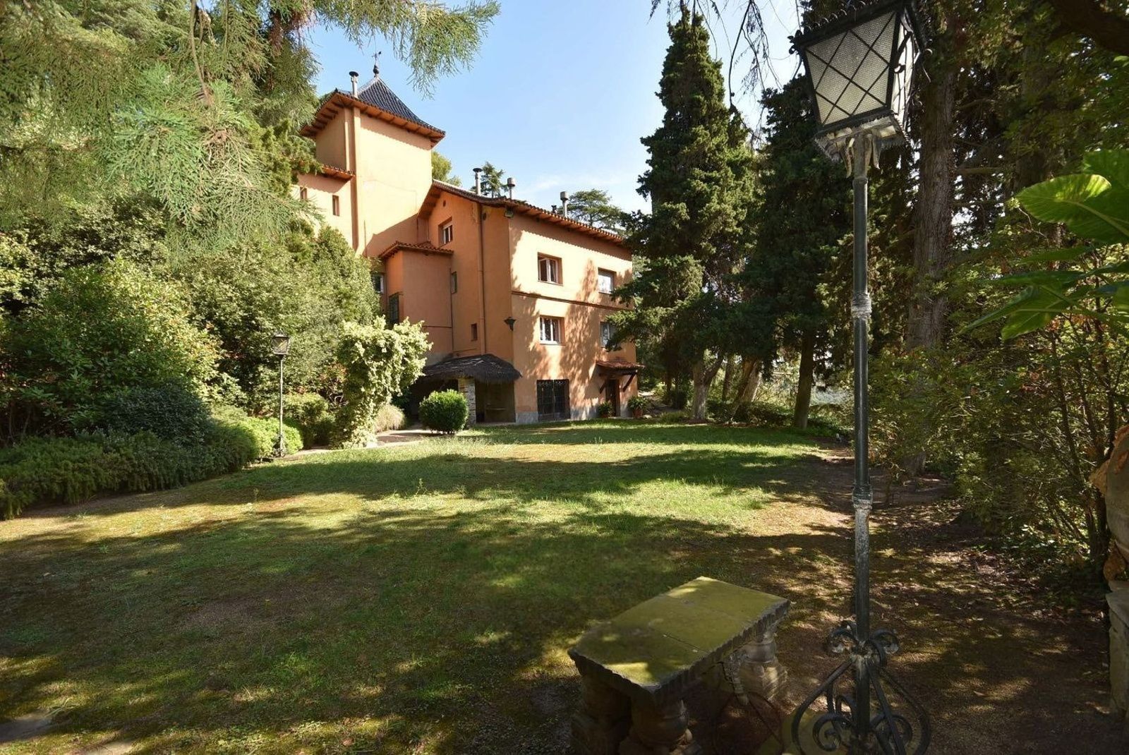 Hus i Barcelona, Spanien 12 sovrum, 1200 kvm. Nr. 178331