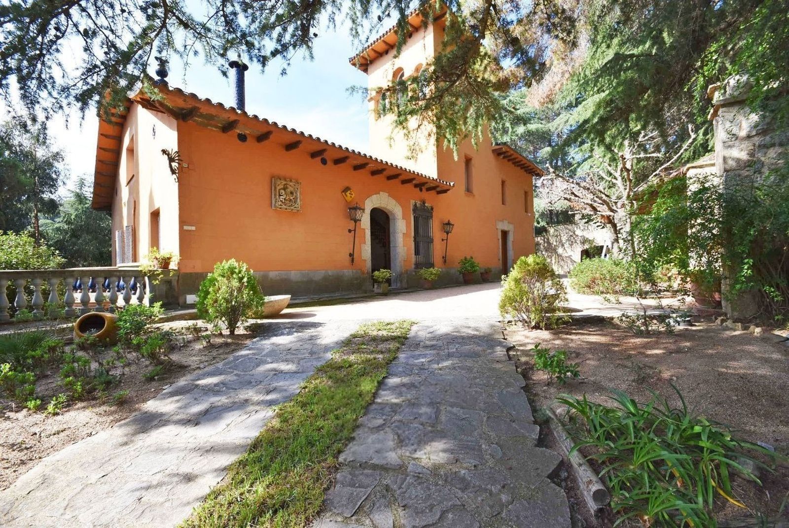 Hus i Barcelona, Spanien 12 sovrum, 1200 kvm. Nr. 178331