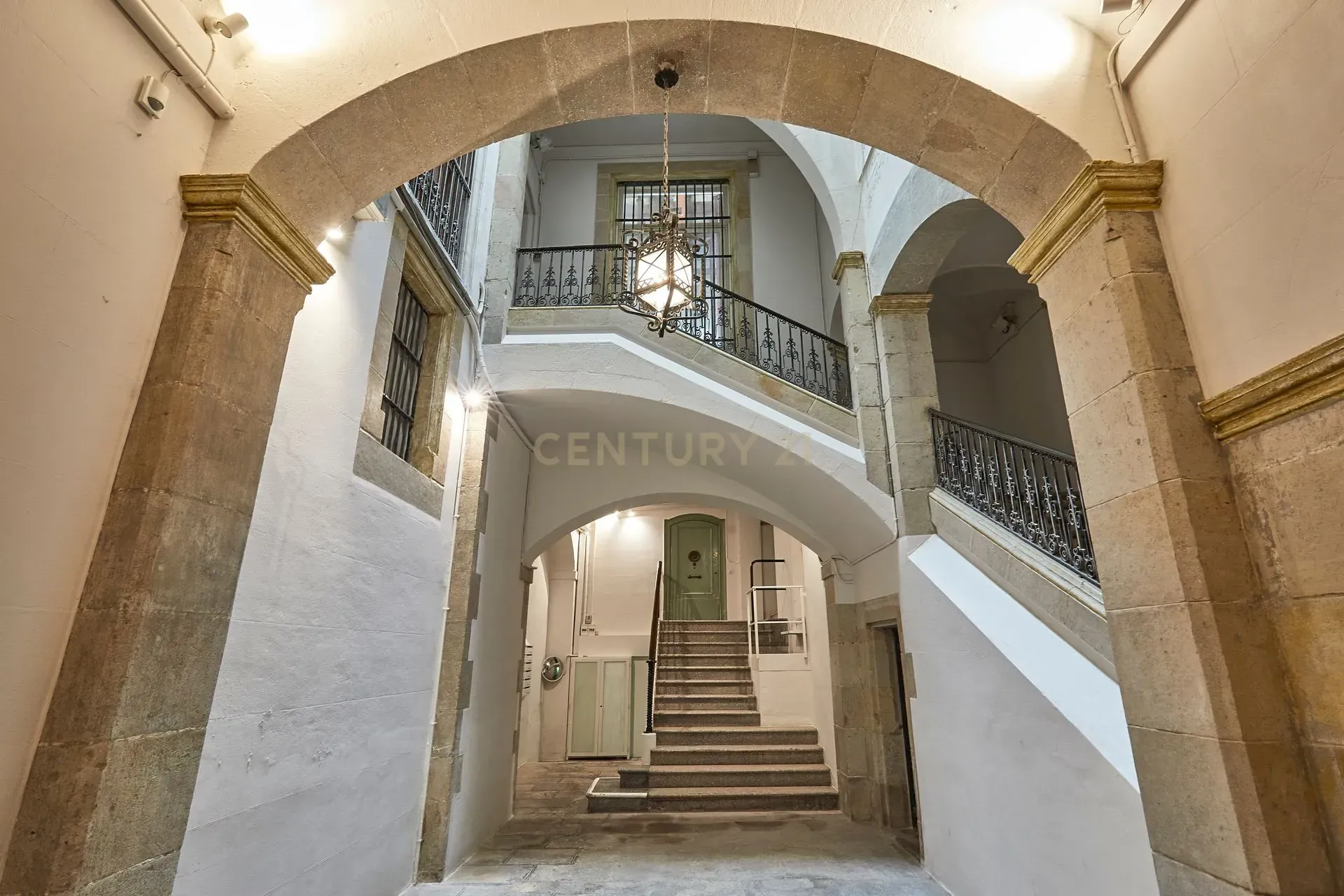 Oficina en Barcelona, España 7 dormitorios, 512 m2 No. 181311