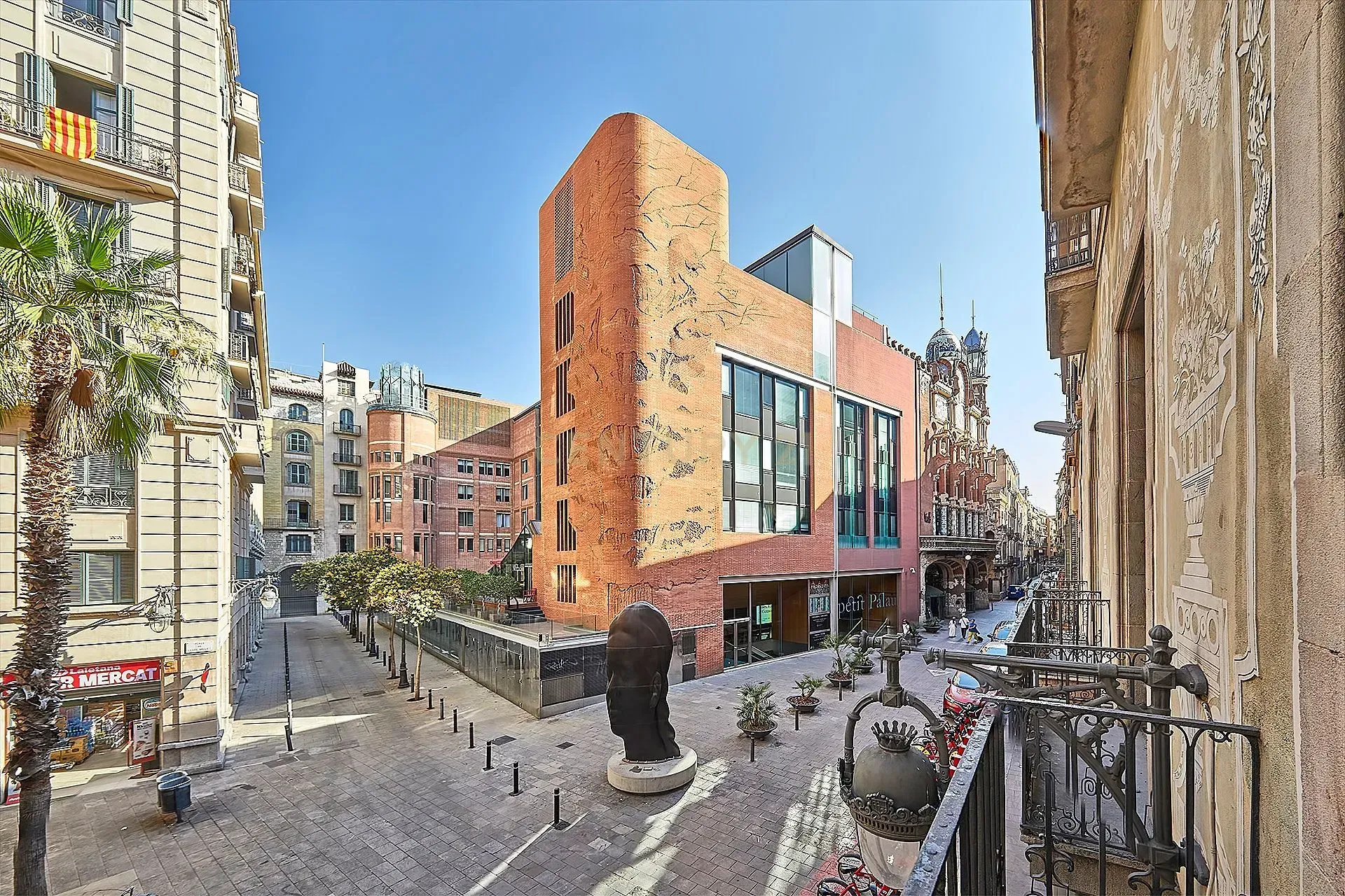 Oficina en Barcelona, España 7 dormitorios, 512 m2 No. 181311