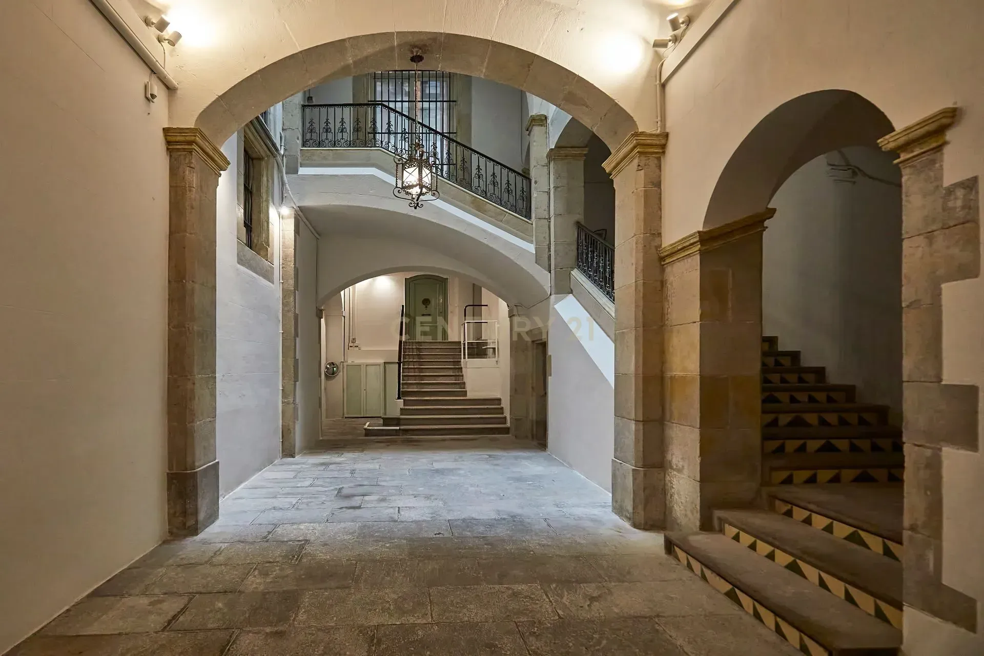 Oficina en Barcelona, España 7 dormitorios, 512 m2 No. 181311