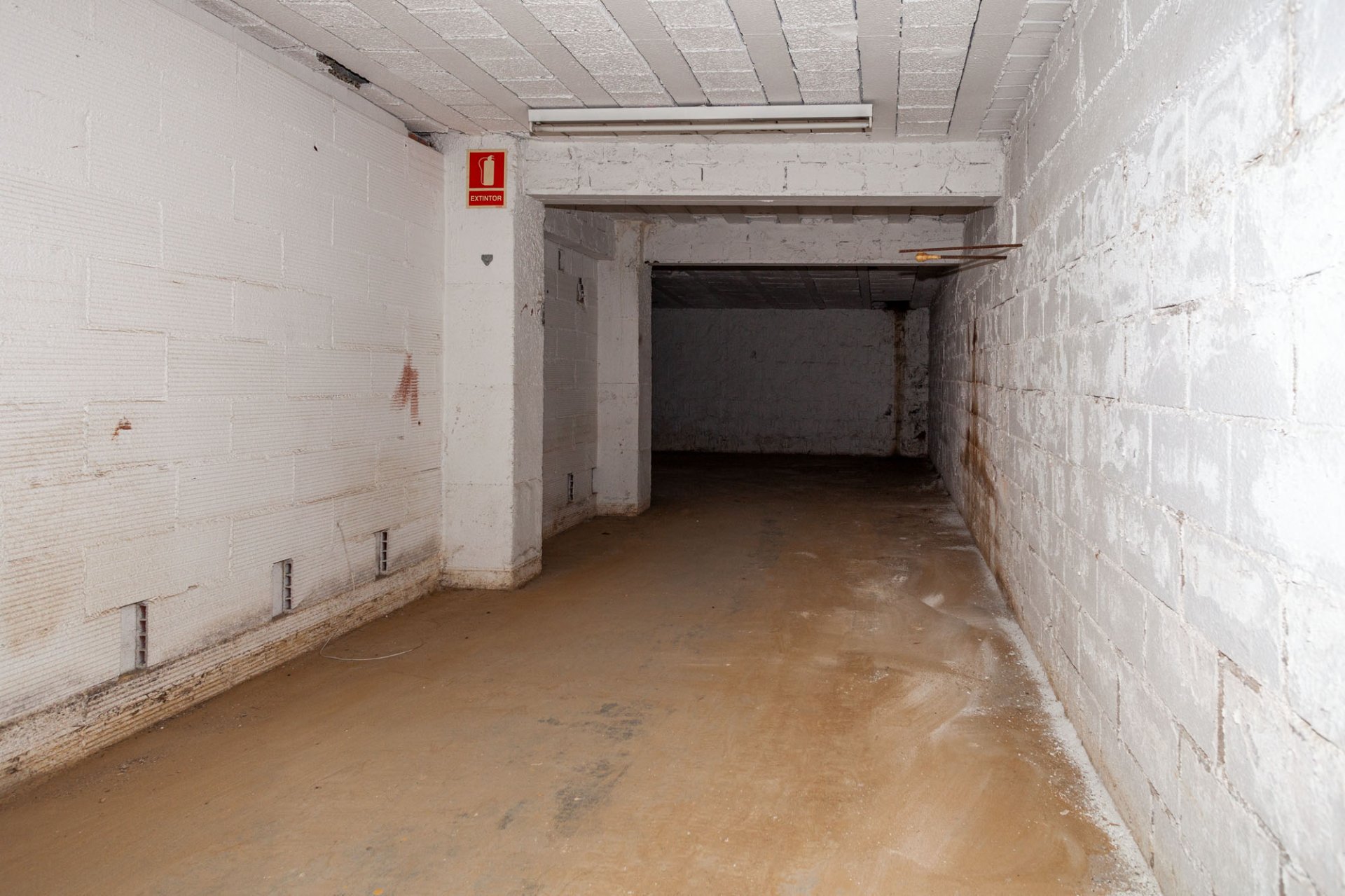Garage à Pineda de Mar, Barcelona, Espagne 283 m2 No. 167248