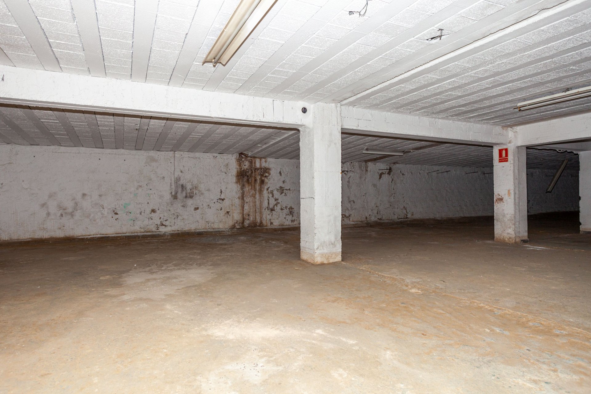 Garage à Pineda de Mar, Barcelona, Espagne 283 m2 No. 167248