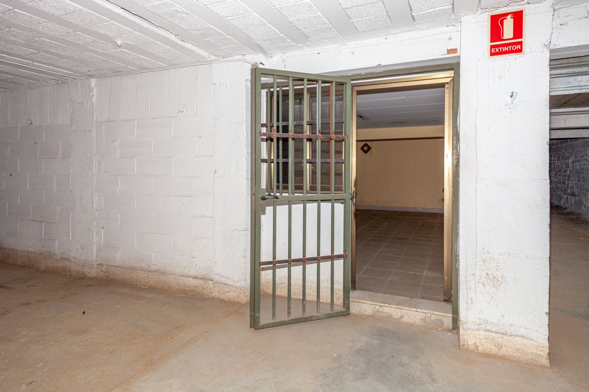 Garage à Pineda de Mar, Barcelona, Espagne 283 m2 No. 167248