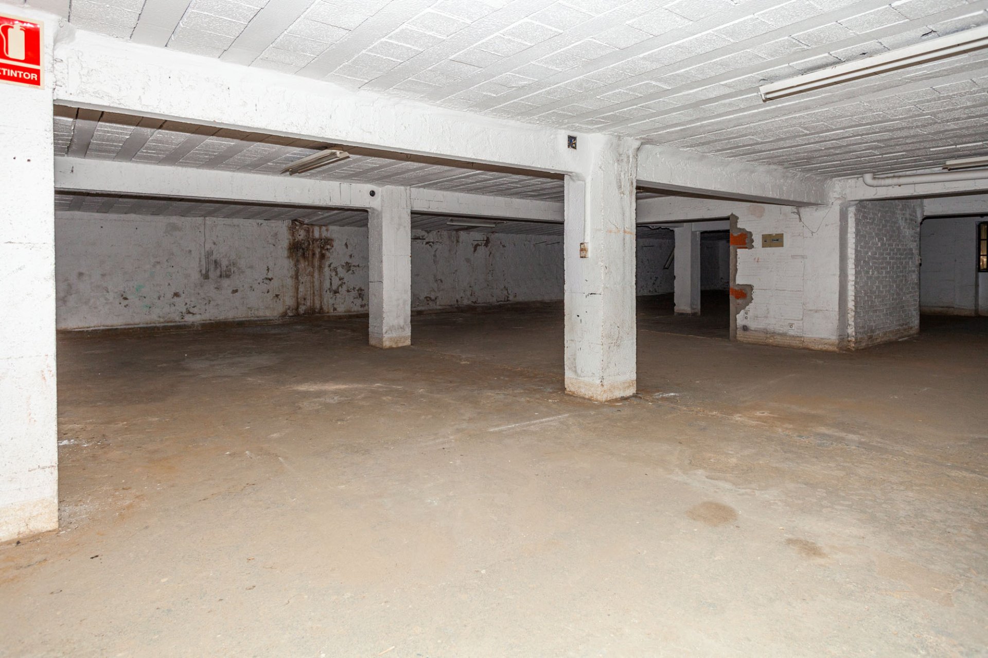 Garage à Pineda de Mar, Barcelona, Espagne 283 m2 No. 167248