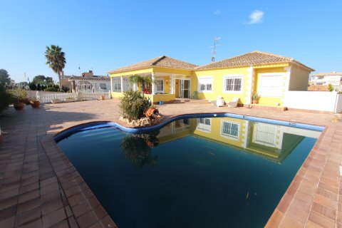 Villa in La Marina, Alicante, Spain 3 bedrooms, 400 sq.m. No. 80209
