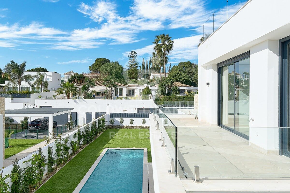 Villa i Estepona, Malaga, Spanien 6 sovrum, 412 kvm. Nr. 156672