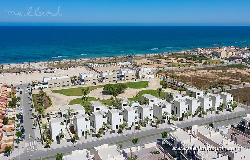 Villa a Pilar de la Horadada, Alicante, Spagna 3 camere da letto, 211 mq. N° 105236