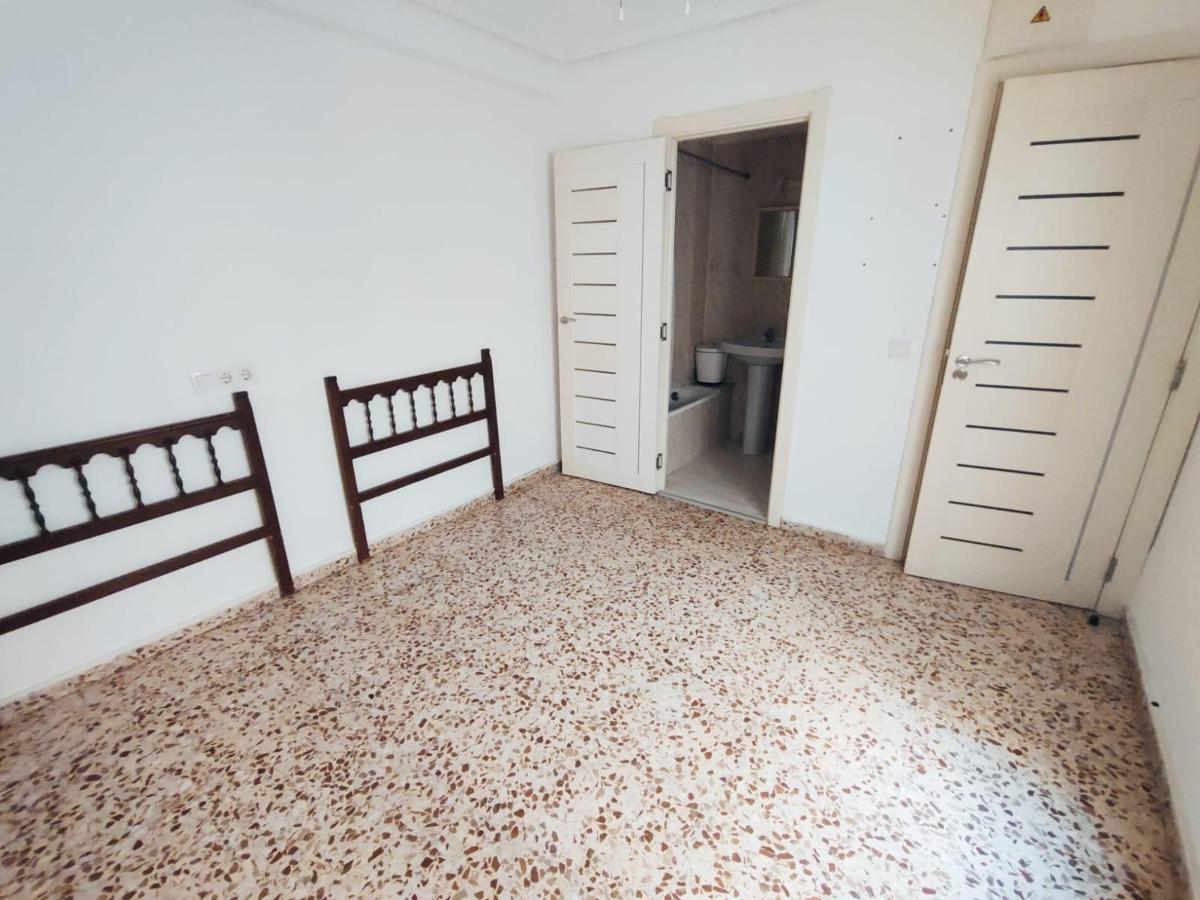 Hotel in Guardamar del Segura, Alicante, Spain 14 bedrooms, 395 sq.m. No. 149181