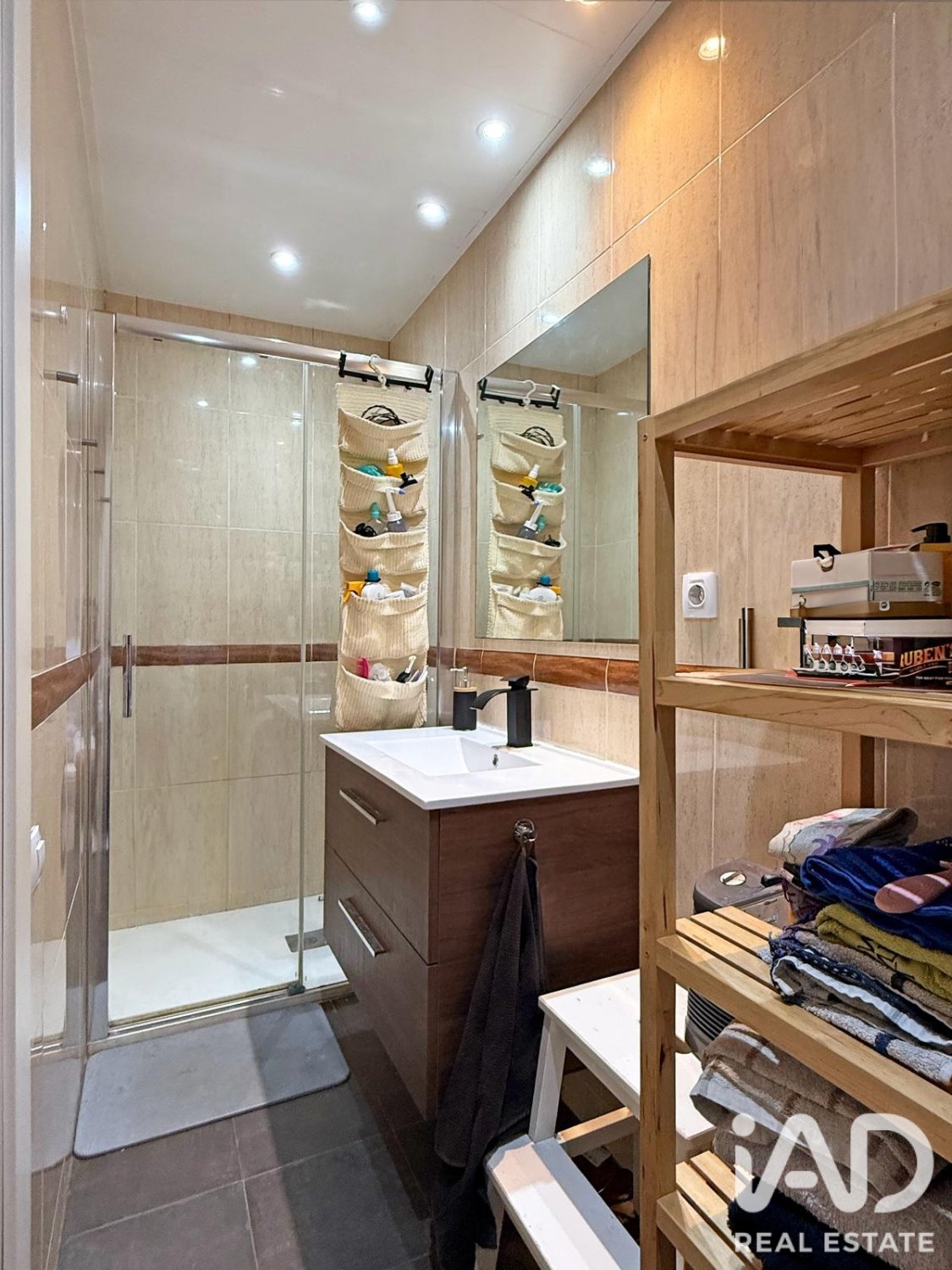 Huoneisto Barcelona, Espanja 4 makuuhuonetta, 104 m2 No. 195046