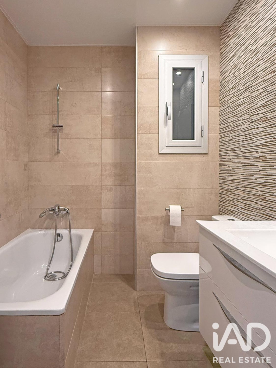 Huoneisto Barcelona, Espanja 4 makuuhuonetta, 104 m2 No. 195046
