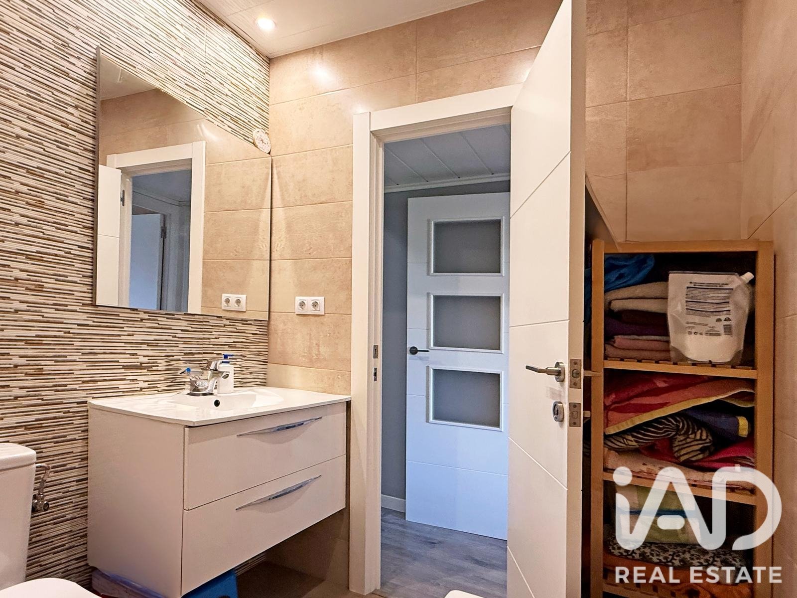 Huoneisto Barcelona, Espanja 4 makuuhuonetta, 104 m2 No. 195046