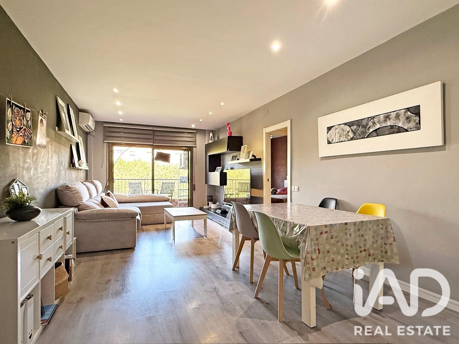 Huoneisto Barcelona, Espanja 4 makuuhuonetta, 104 m2 No. 195046