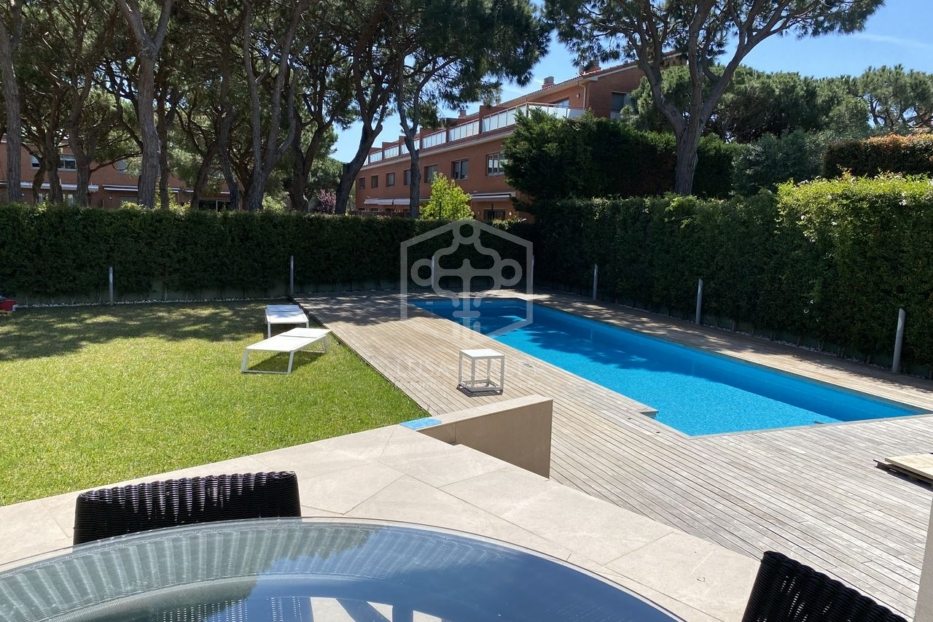 Villa i Gava, Barcelona, Spanien 4 sovrum, 450 kvm. Nr. 78265