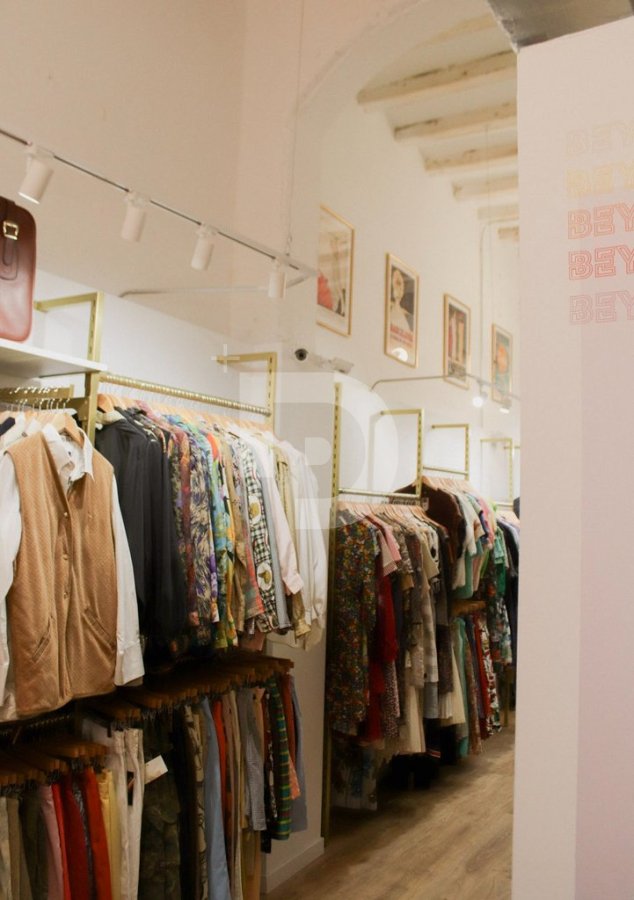 Tienda al por menor en Ciudad Vieja, Barcelona, España 100 m2 No. 154902