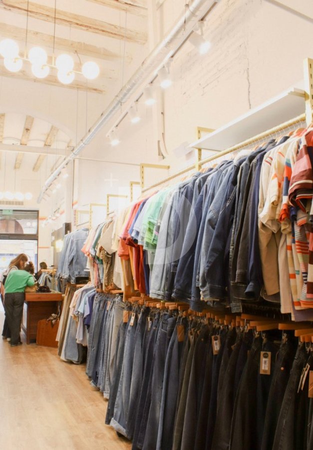 Tienda al por menor en Ciudad Vieja, Barcelona, España 100 m2 No. 154902