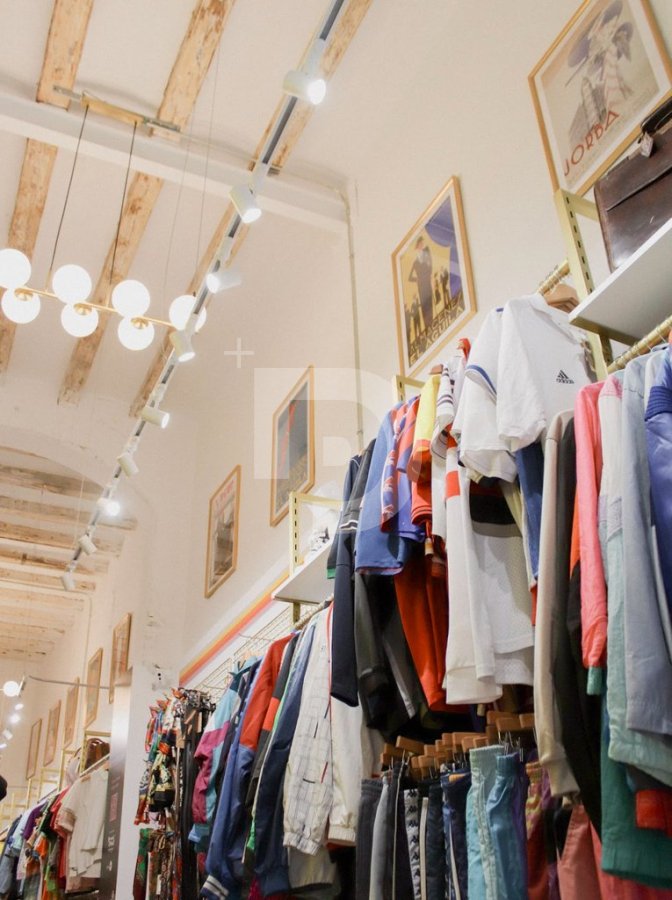 Tienda al por menor en Ciudad Vieja, Barcelona, España 100 m2 No. 154902