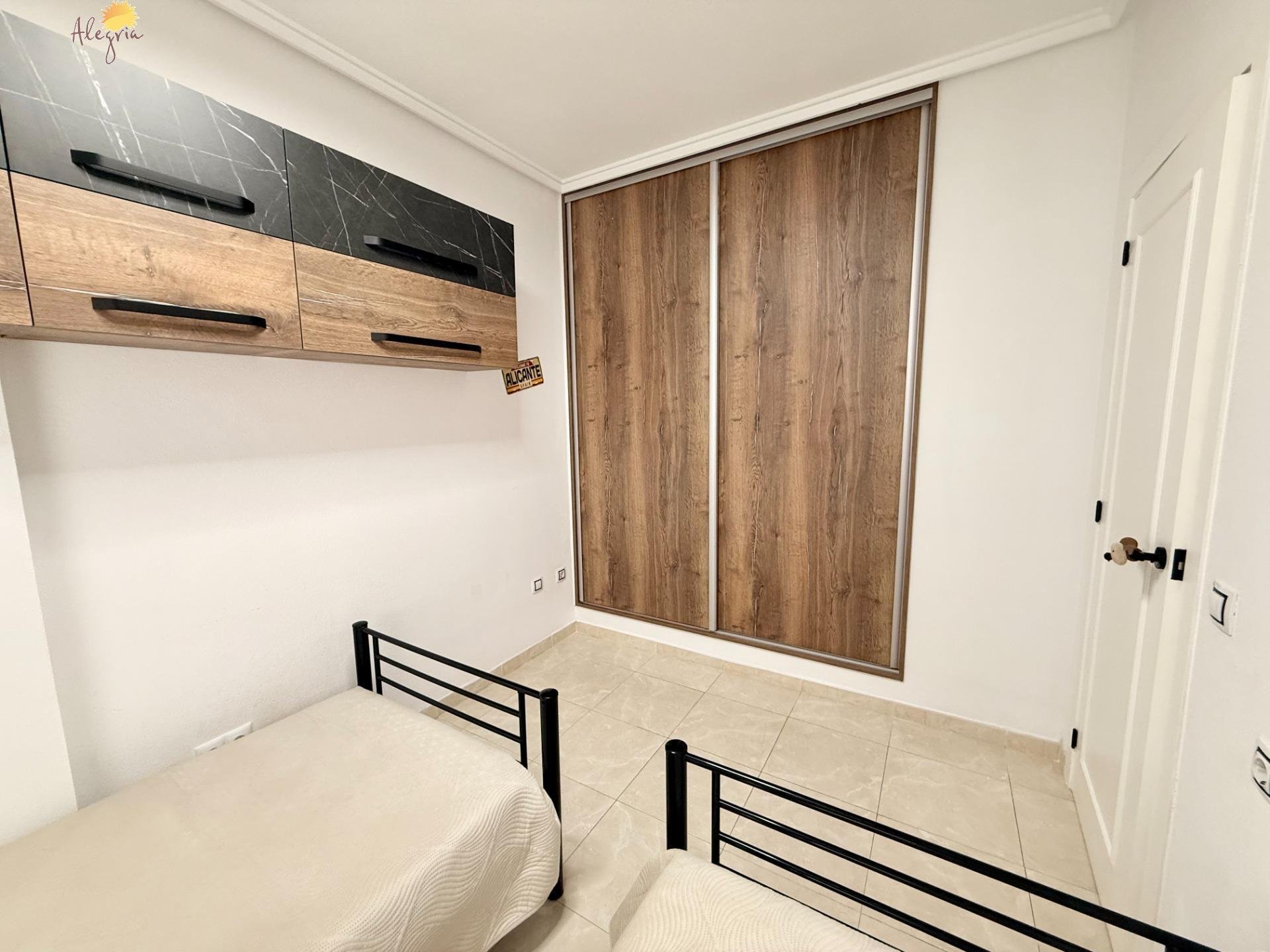 Apartment à Torrevieja, Alicante, Espagne 1 chambre, 65 m2 No. 193580