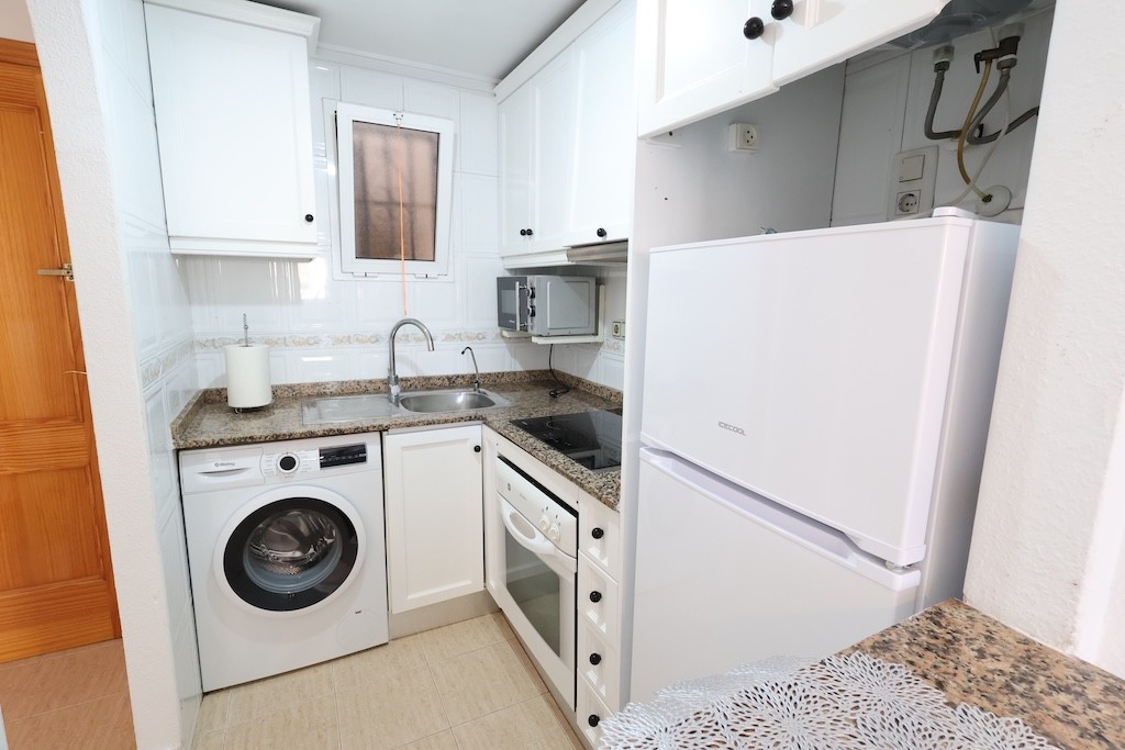 Apartamento en Torrevieja, Alicante, España 2 dormitorios,  No. 183581