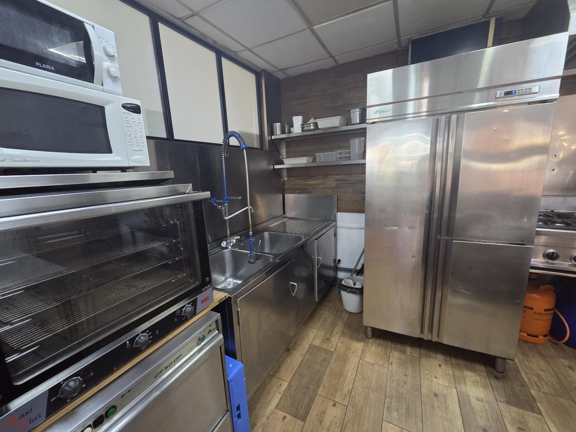 Commercial property à El Campello, Alicante, Espagne 2 chambres, 85 m2 No. 179398