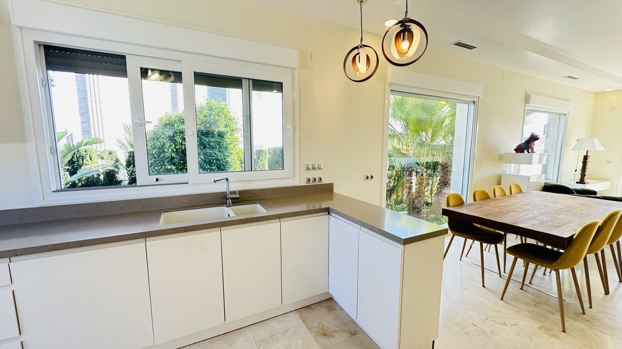 Villa in La Zenia, Alicante, Spanien 5 Schlafzimmer, 306 m2 Nr. 139500