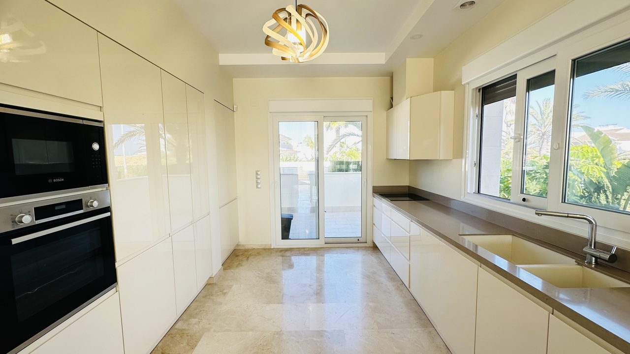 Villa in La Zenia, Alicante, Spanien 5 Schlafzimmer, 306 m2 Nr. 139500