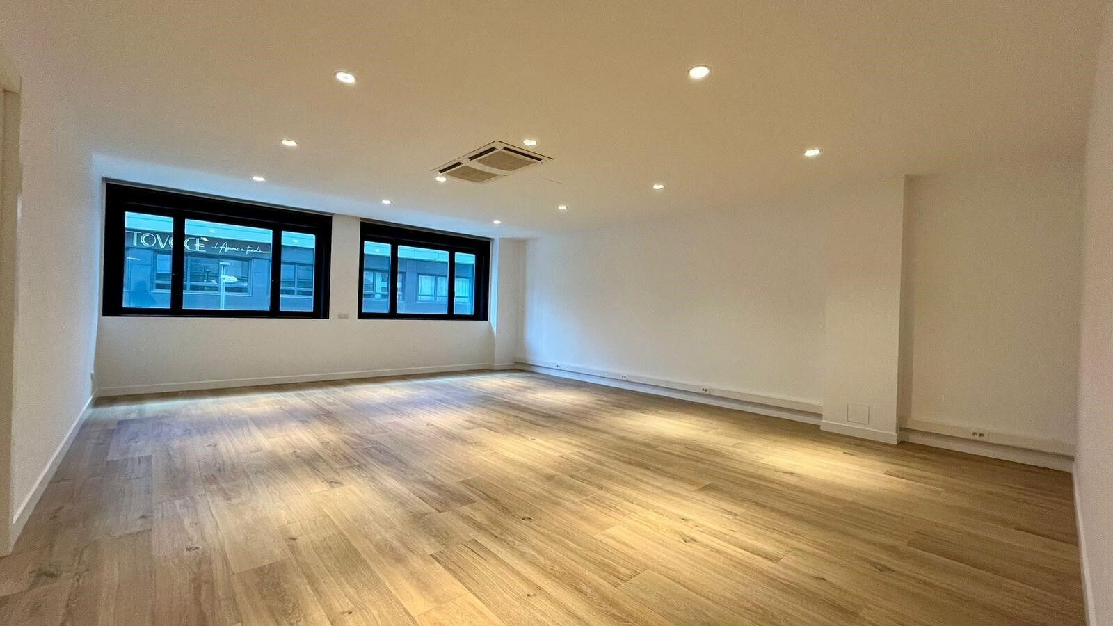 Office à Principado De Andorra (Ninguna Poblacion Tiene C.P.), Lleida, Espagne 115 m2 No. 178421