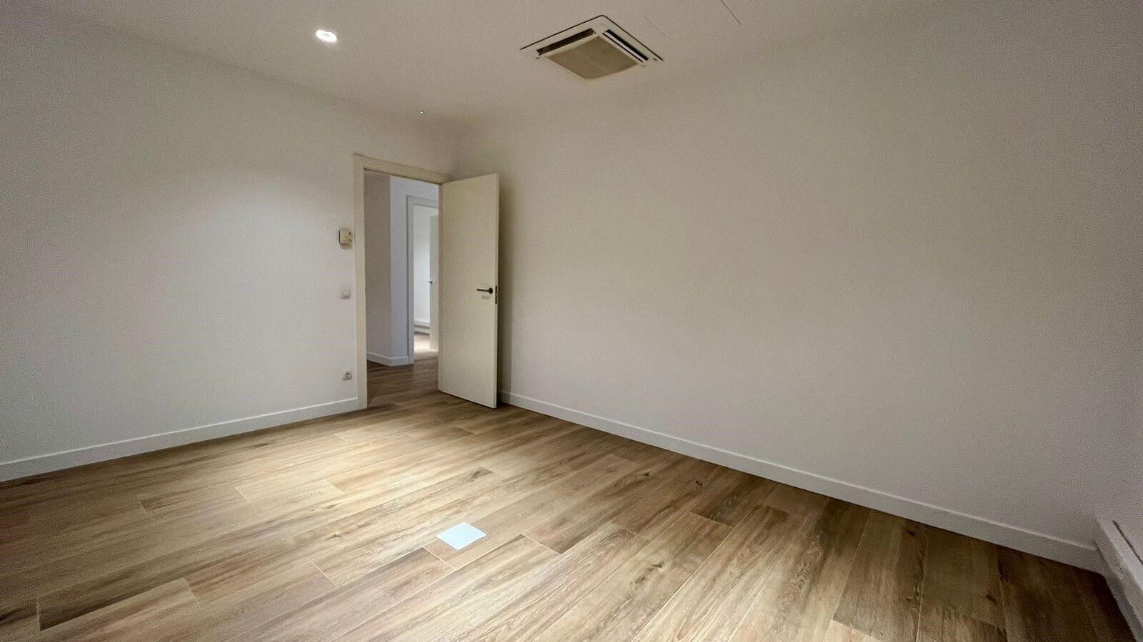 Office à Principado De Andorra (Ninguna Poblacion Tiene C.P.), Lleida, Espagne 115 m2 No. 178421