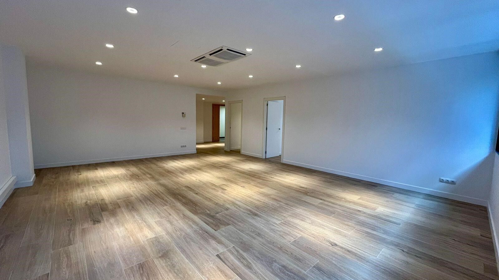 Office à Principado De Andorra (Ninguna Poblacion Tiene C.P.), Lleida, Espagne 115 m2 No. 178421