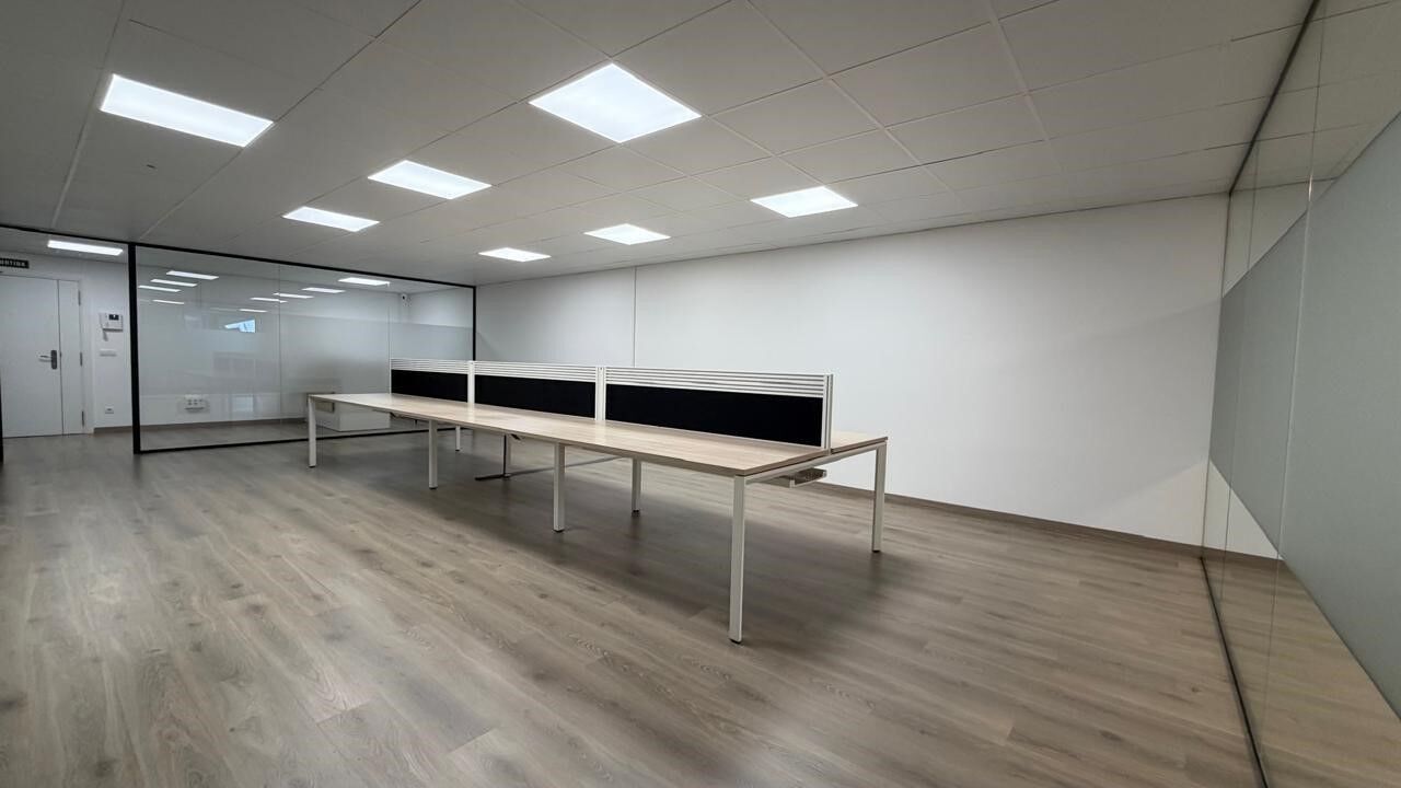 Office à Principado De Andorra (Ninguna Poblacion Tiene C.P.), Lleida, Espagne 168 m2 No. 178419