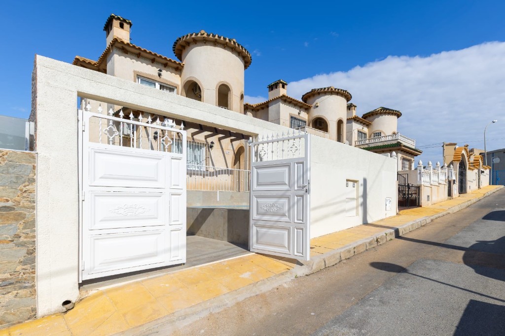 Villa in Alicante, Spanien 5 Schlafzimmer, 150 m2 Nr. 145316