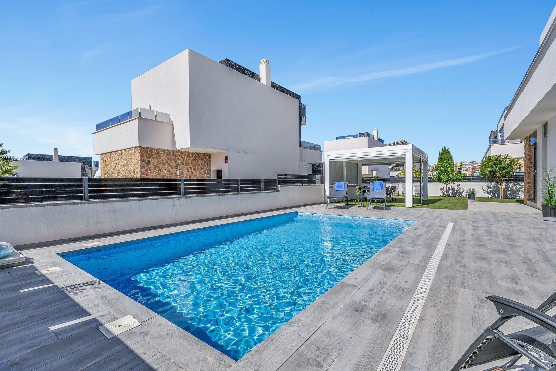 Villa en Torrevieja, Alicante, España 120 m2 No. 195884